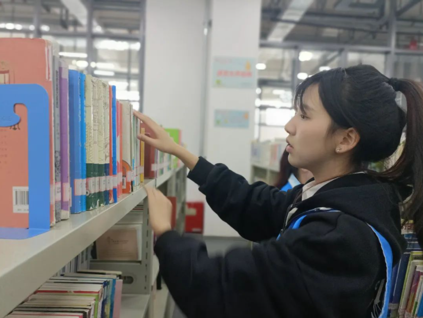 四川科创技工学校学雷锋图书馆志愿服务活动纪实