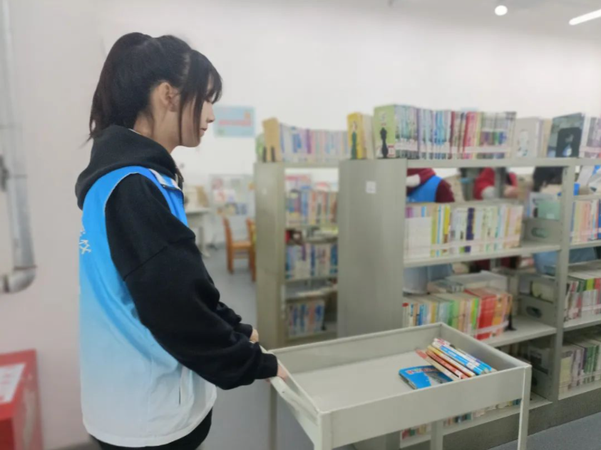 四川科创技工学校学雷锋图书馆志愿服务活动纪实