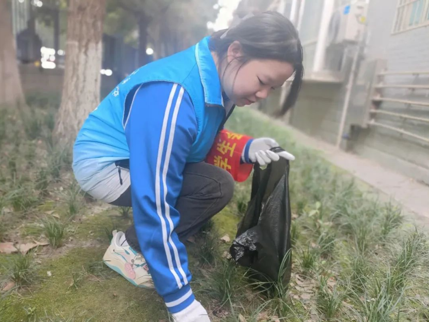 创文创卫在行动，我们的队伍向太阳！学雷锋活动进社区