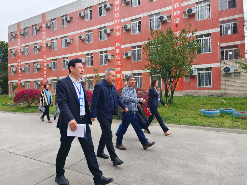 温江区政协副主席孙伟莅临我校督导调研食品安全管理工作