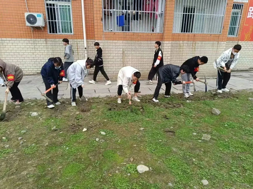 四川科创技工学校劳动实践课有序开展