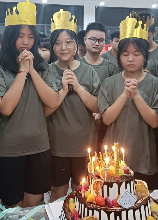 四川科创技工学校学生生日会