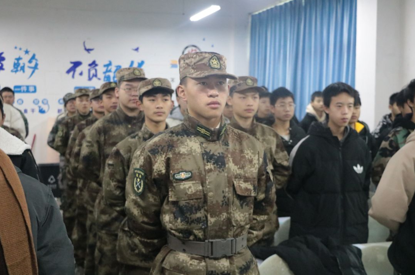 四川科创技工学校组织收看江泽民同志追悼大会