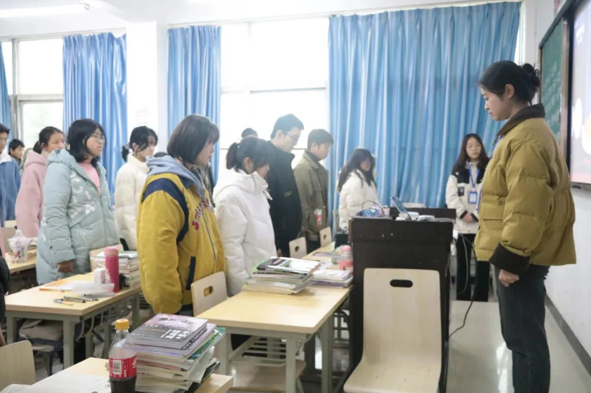 四川科创技工学校组织收看江泽民同志追悼大会