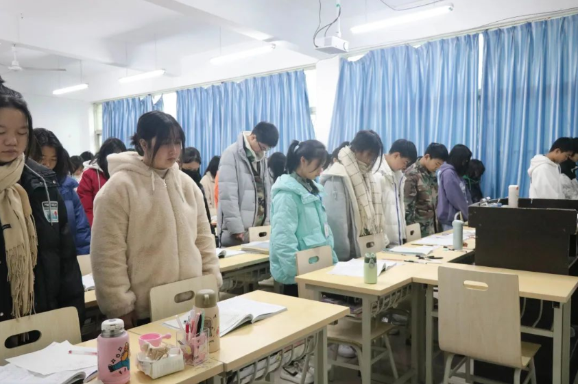 四川科创技工学校组织收看江泽民同志追悼大会