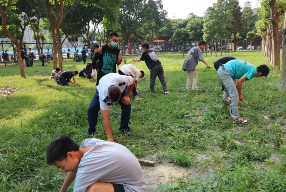 四川科创技工学校一起劳动 一起快乐