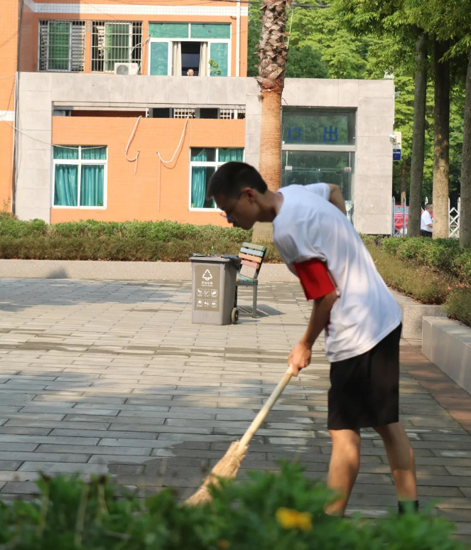 四川科创技工学校一起劳动 一起快乐